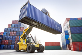 Maschine hebt Container an Containerterminal